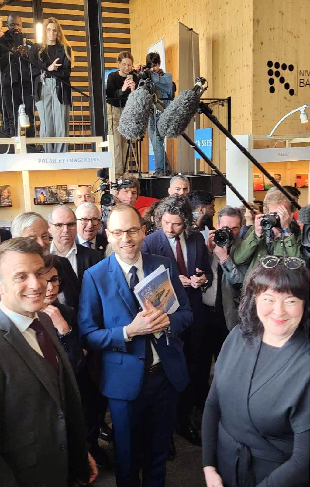 Une rencontre surprise avec le président français au Festival du livre de Paris